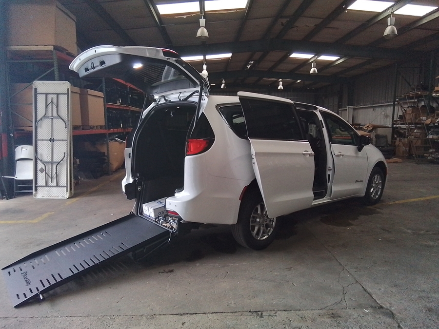 White Chrysler Voyager image number 6