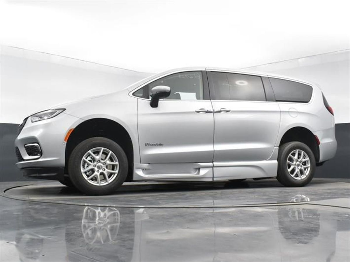 Silver Chrysler Pacifica image number 17