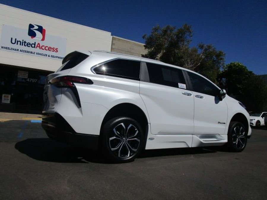 New 2025 Toyota Sienna Hybrid Platinum - BraunAbility Side Entry Entry Fold Out Automatic Ramp
