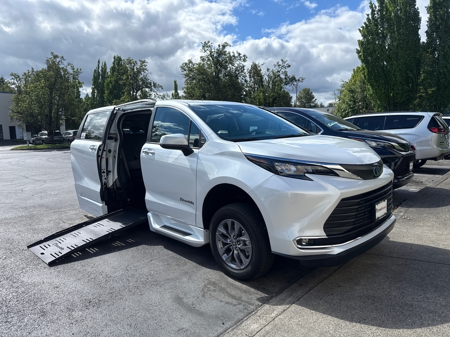 Used 2024 Toyota Sienna Hybrid XLE Plus - BraunAbility Side Entry Entry Fold Out Automatic Ramp