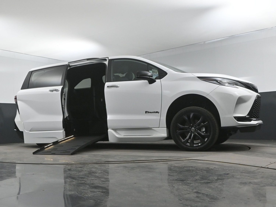 New 2025 Toyota Sienna Hybrid XSE Sport - BraunAbility Side Entry Entry Fold Out Automatic Ramp