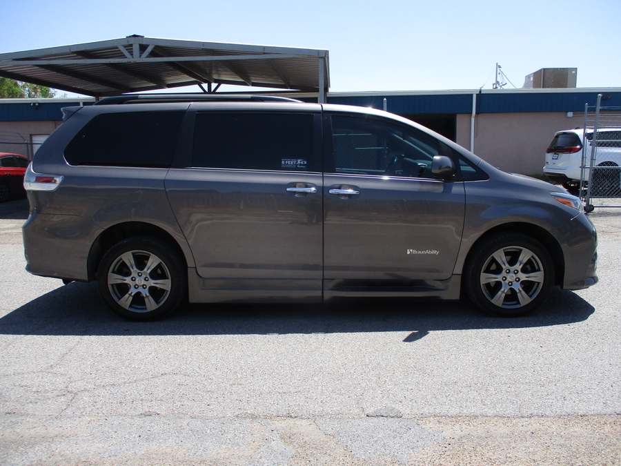 Used 2017 Toyota Sienna SE - BraunAbility Side Entry Fold Out Automatic Ramp