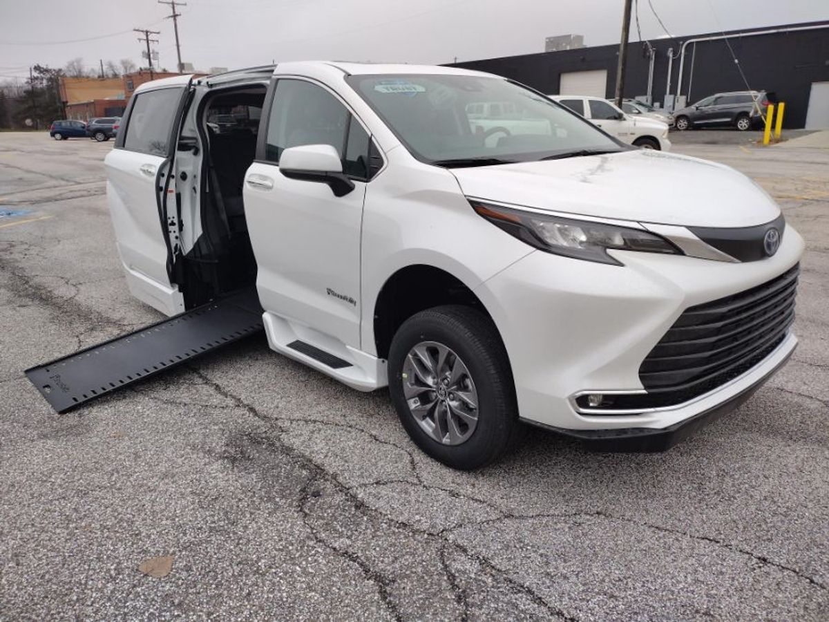 White Toyota Sienna image number 14