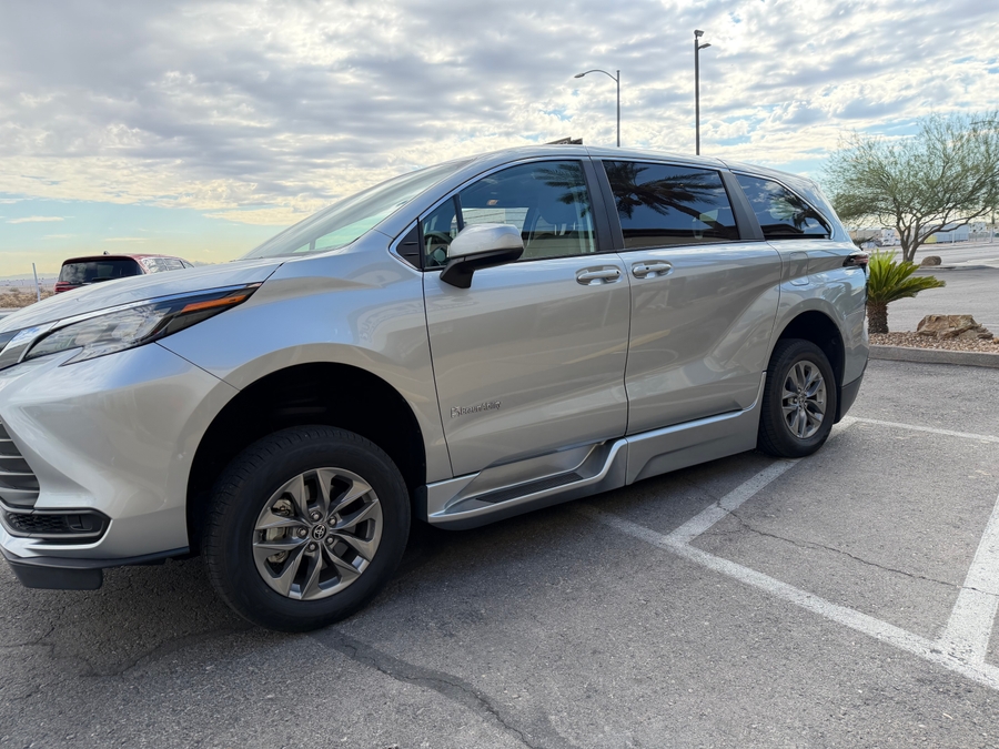 Used 2024 Toyota Sienna Hybrid LE Base - BraunAbility Side Entry Fold Out Automatic Ramp