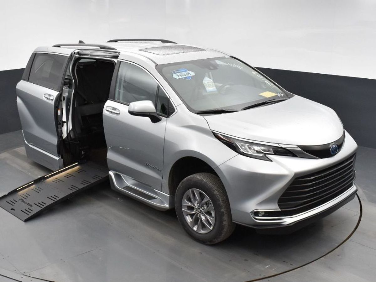 2023 Toyota Sienna XLE - Photo 10