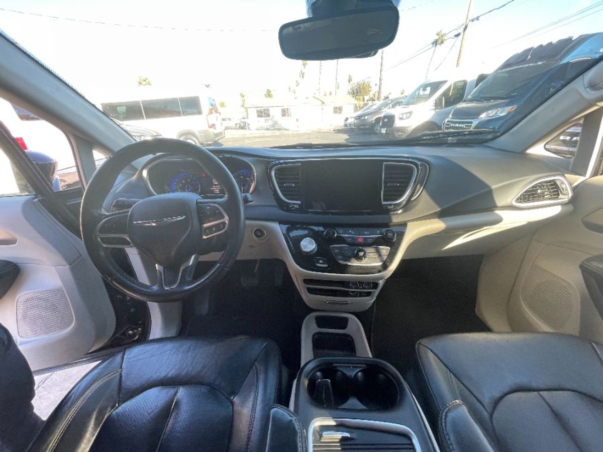 Black Chrysler Pacifica image number 11