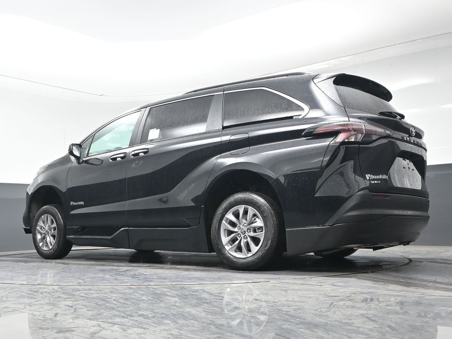 Black Toyota Sienna image number 17