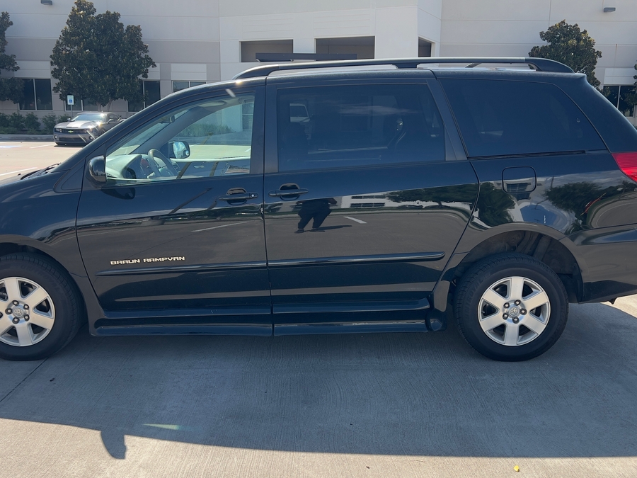 Used 2010 Toyota Sienna LE - BraunAbility Side Entry Entry Fold Out Automatic Ramp