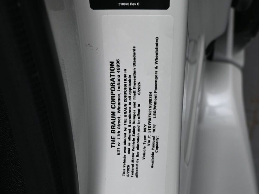 White Toyota Sienna image number 15