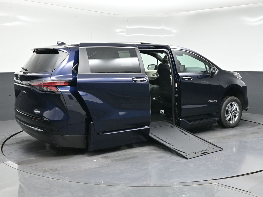 New 2026 Toyota Sienna Hybrid Limited - BraunAbility Side Entry In Floor Automatic Ramp