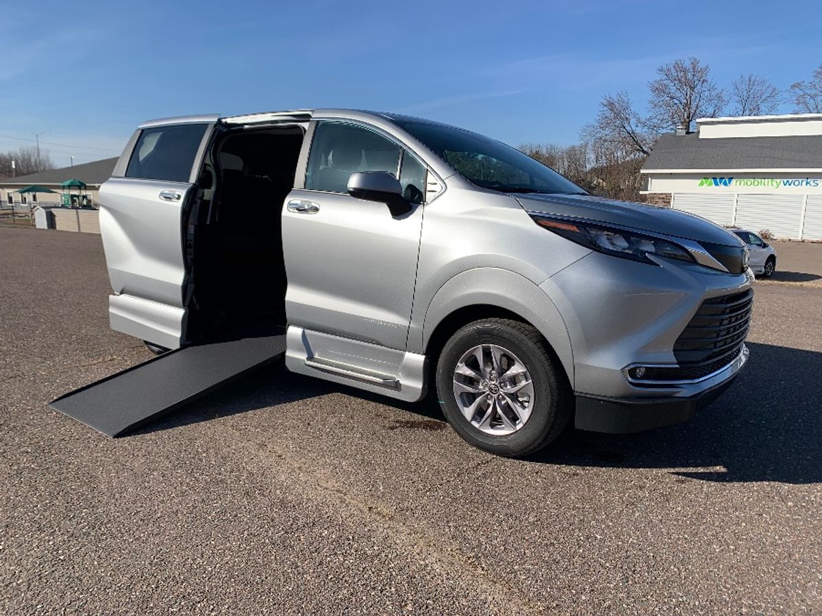 2024 TOYOTA SIENNA - Image 2