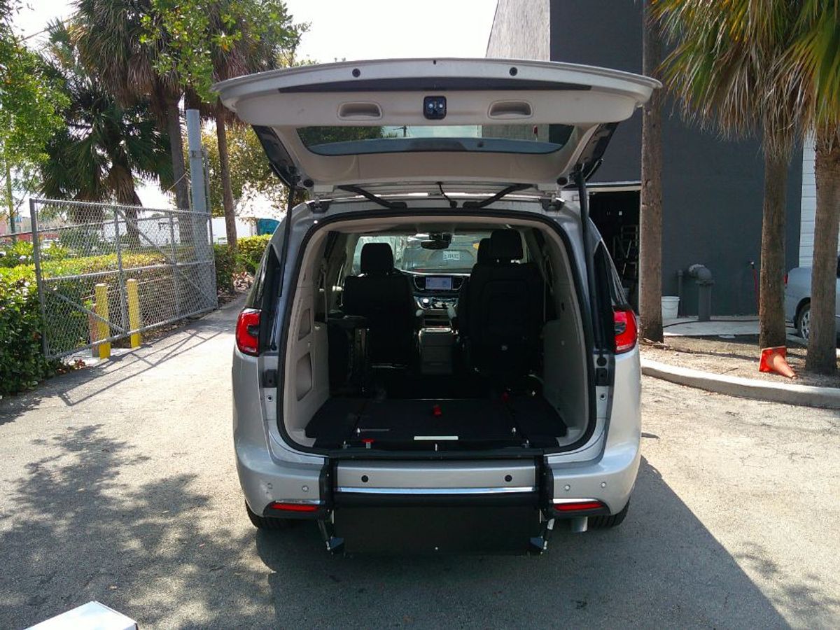 Silver Chrysler Pacifica image number 6