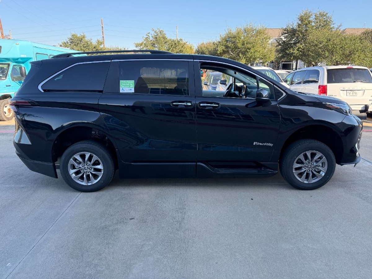 2025 TOYOTA SIENNA - Image 2