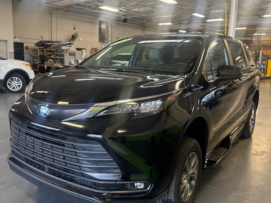 Black Toyota Sienna image number 1