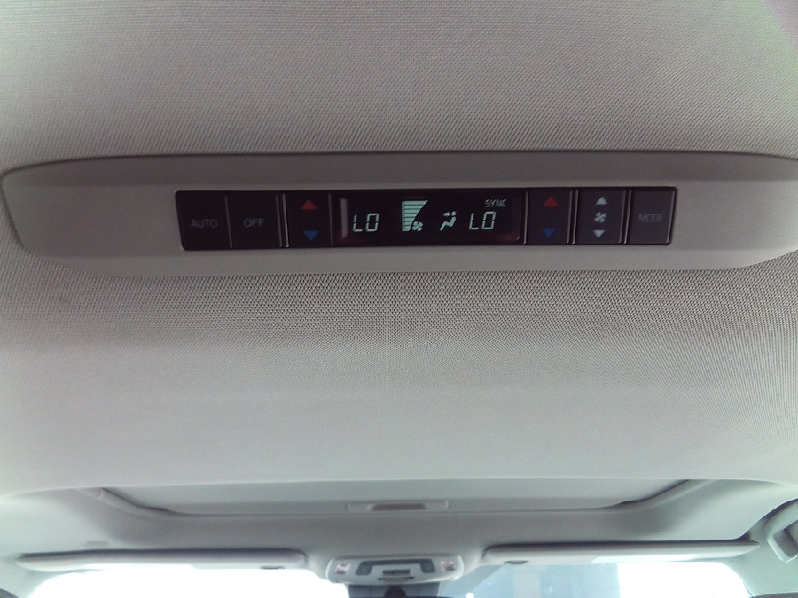 White Toyota Sienna image number 15