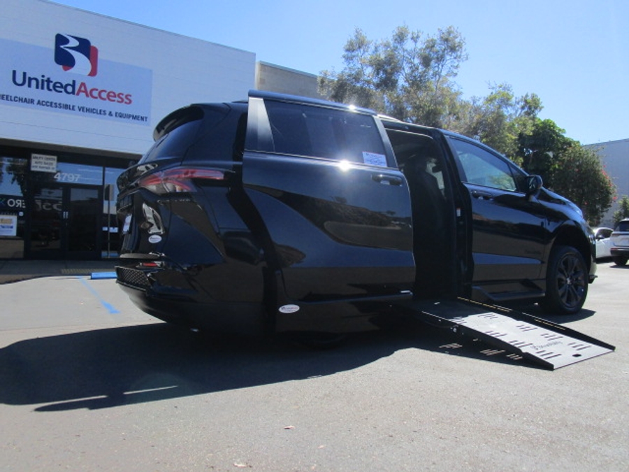 New 2025 Toyota Sienna Hybrid XSE Sport - BraunAbility Side Entry Entry Fold Out Automatic Ramp