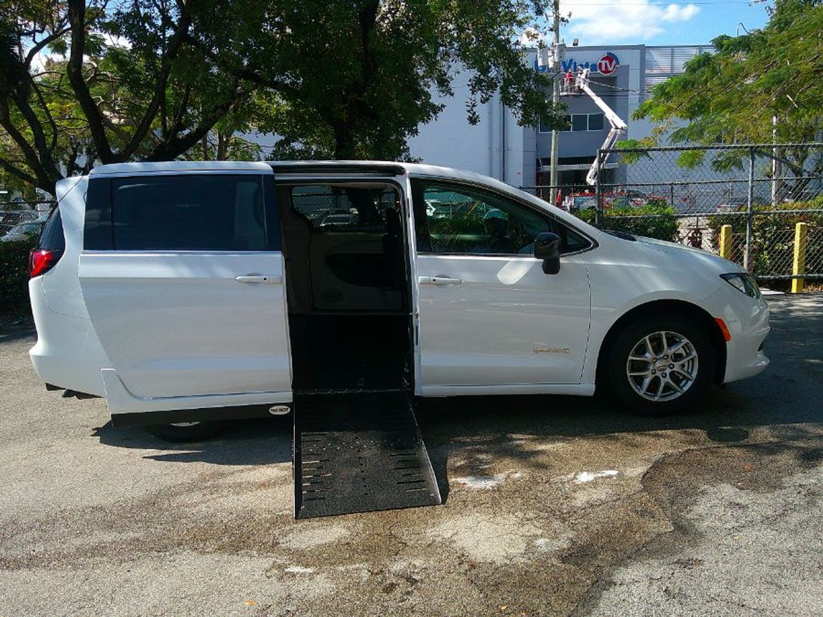 2024 CHRYSLER VOYAGER - Image 9