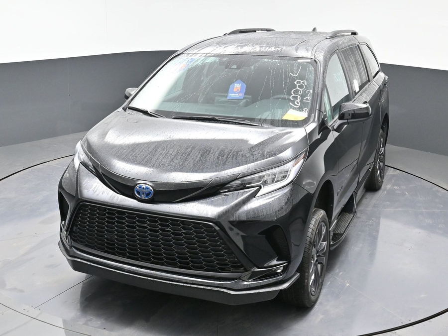 New 2025 Toyota Sienna Hybrid XSE Sport - BraunAbility Side Entry Entry Fold Out Automatic Ramp