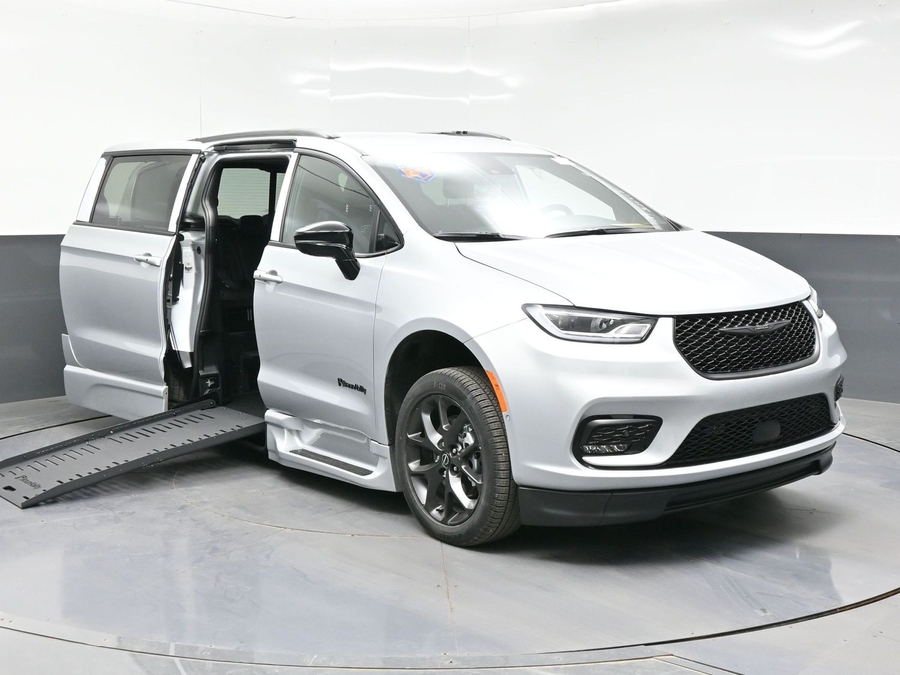2026 Chrysler Pacifica Select's photo