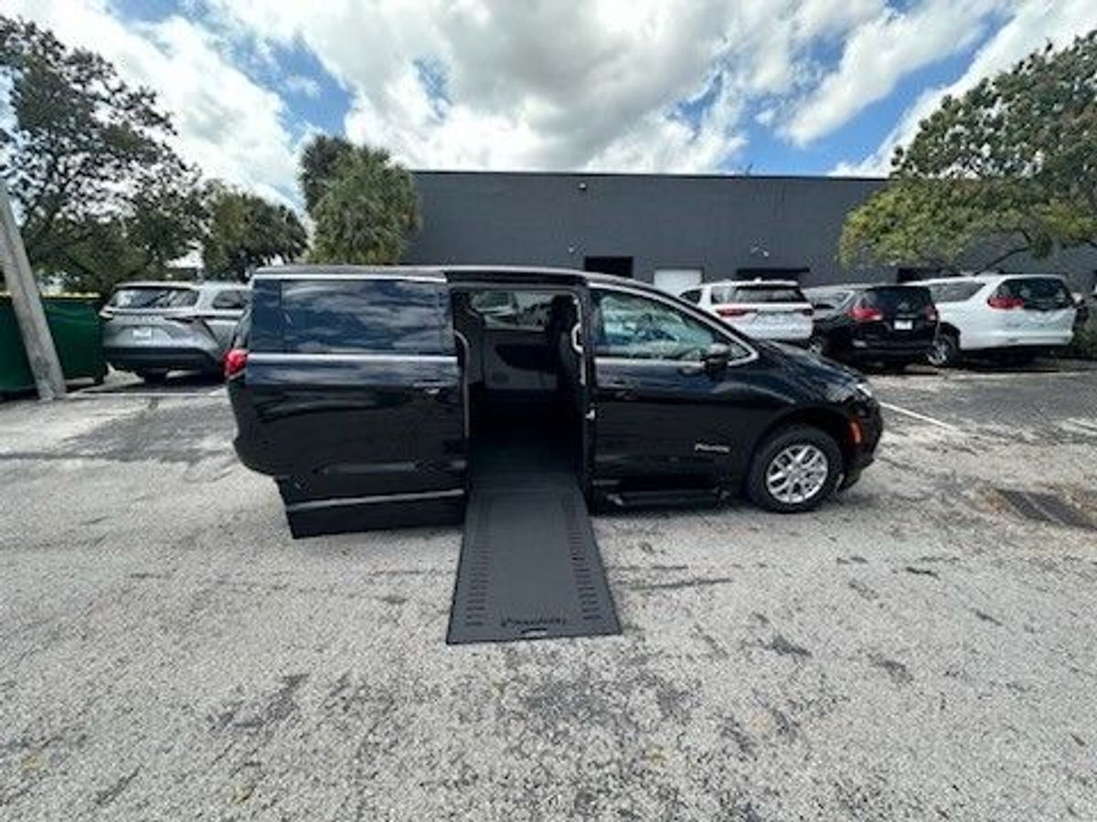 2024 Chrysler Pacifica