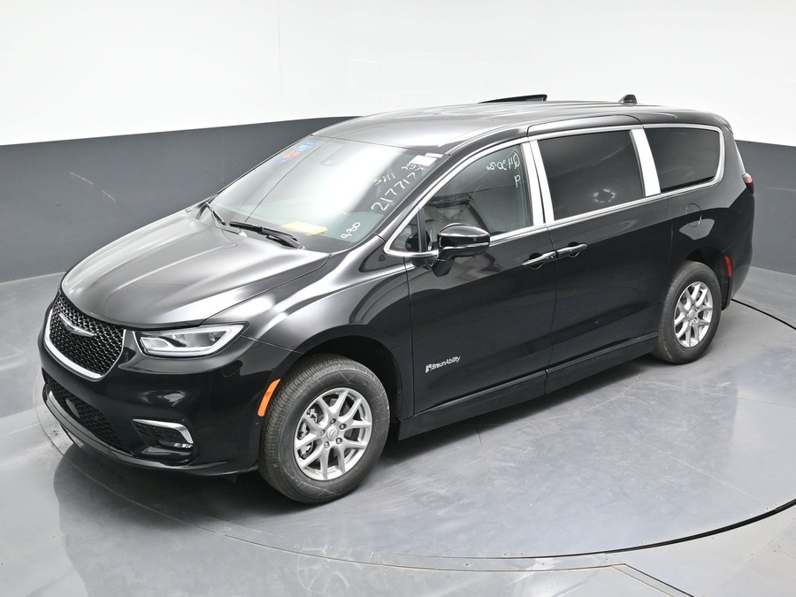 Black Chrysler Pacifica image number 9
