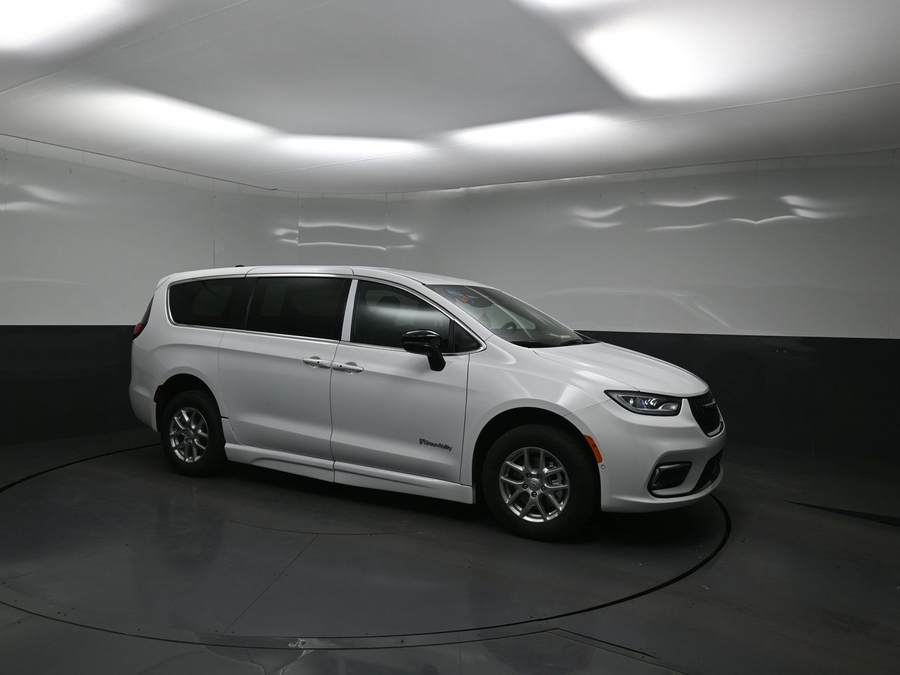 White Chrysler Pacifica image number 22