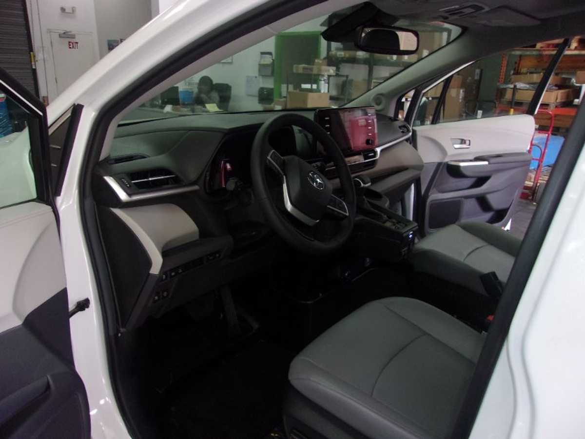 2024 TOYOTA SIENNA - Image 9