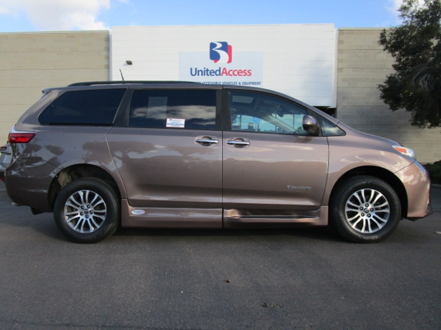 Used 2020 Toyota Sienna XLE Base - BraunAbility Side Entry Entry Fold Out Automatic Ramp