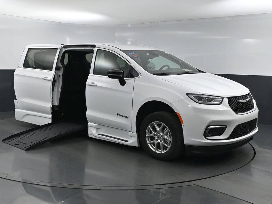 New 2025 Chrysler Pacifica Select Safety - BraunAbility Side Entry Entry Fold Out Automatic Ramp