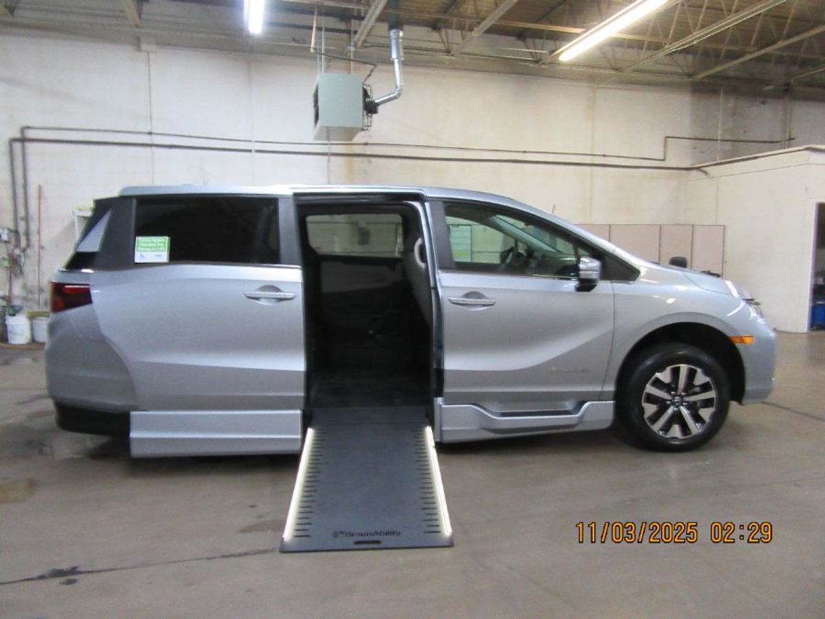 Silver Honda Odyssey image number 6