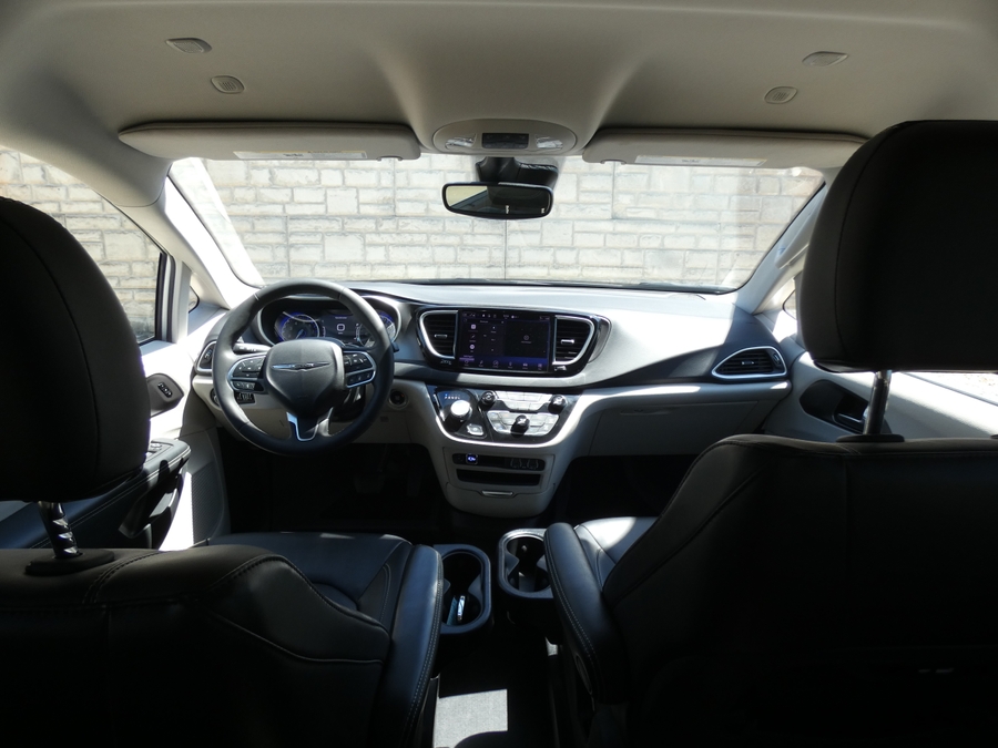 Silver Chrysler Pacifica image number 3