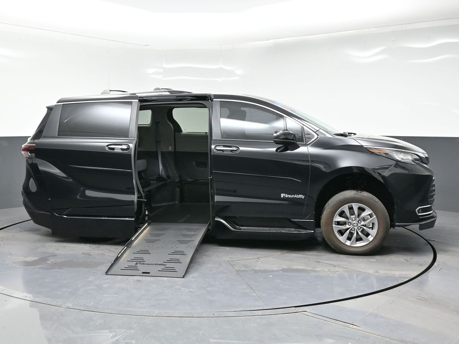 Used 2023 Toyota Sienna Hybrid XLE - BraunAbility Side Entry Entry Fold Out Automatic Ramp