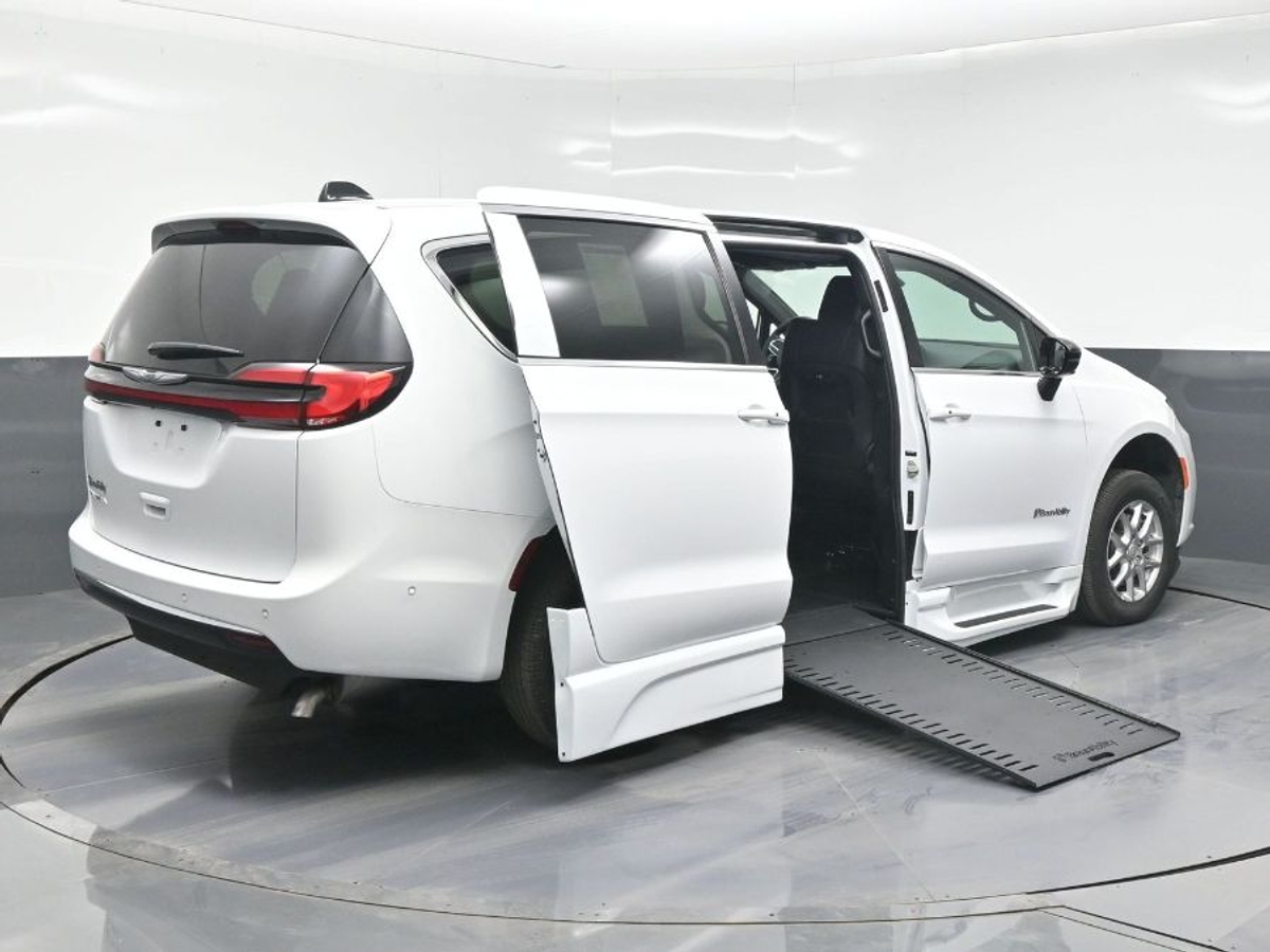 White Chrysler Pacifica image number 3