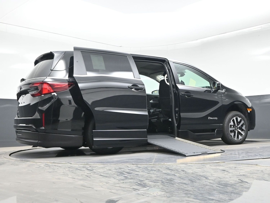 Black Honda Odyssey image number 21