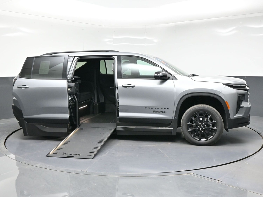 New 2026 Chevrolet Traverse 1LT Midnight - BraunAbility Side Entry Entry In Floor Automatic Ramp