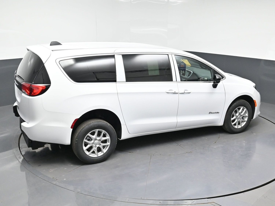 White Chrysler Voyager image number 8