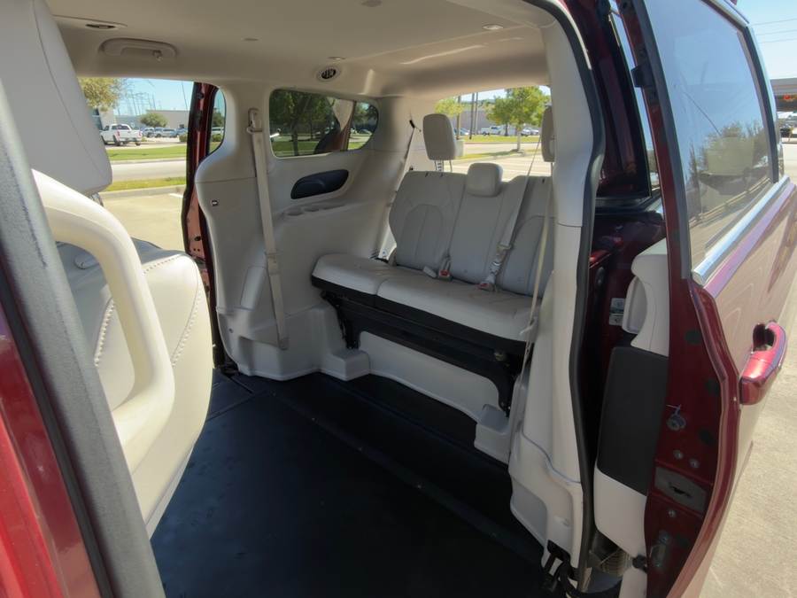 Used 2021 Chrysler Voyager LXi - BraunAbility Side Entry Entry In Floor Automatic Ramp