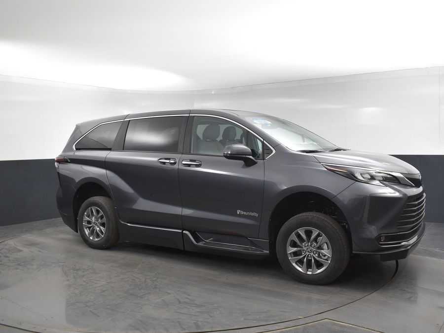 New 2025 Toyota Sienna Hybrid XLE Base - BraunAbility Side Entry Entry Fold Out Automatic Ramp