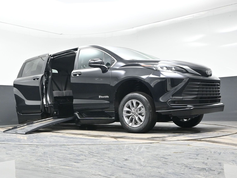 Black Toyota Sienna image number 18