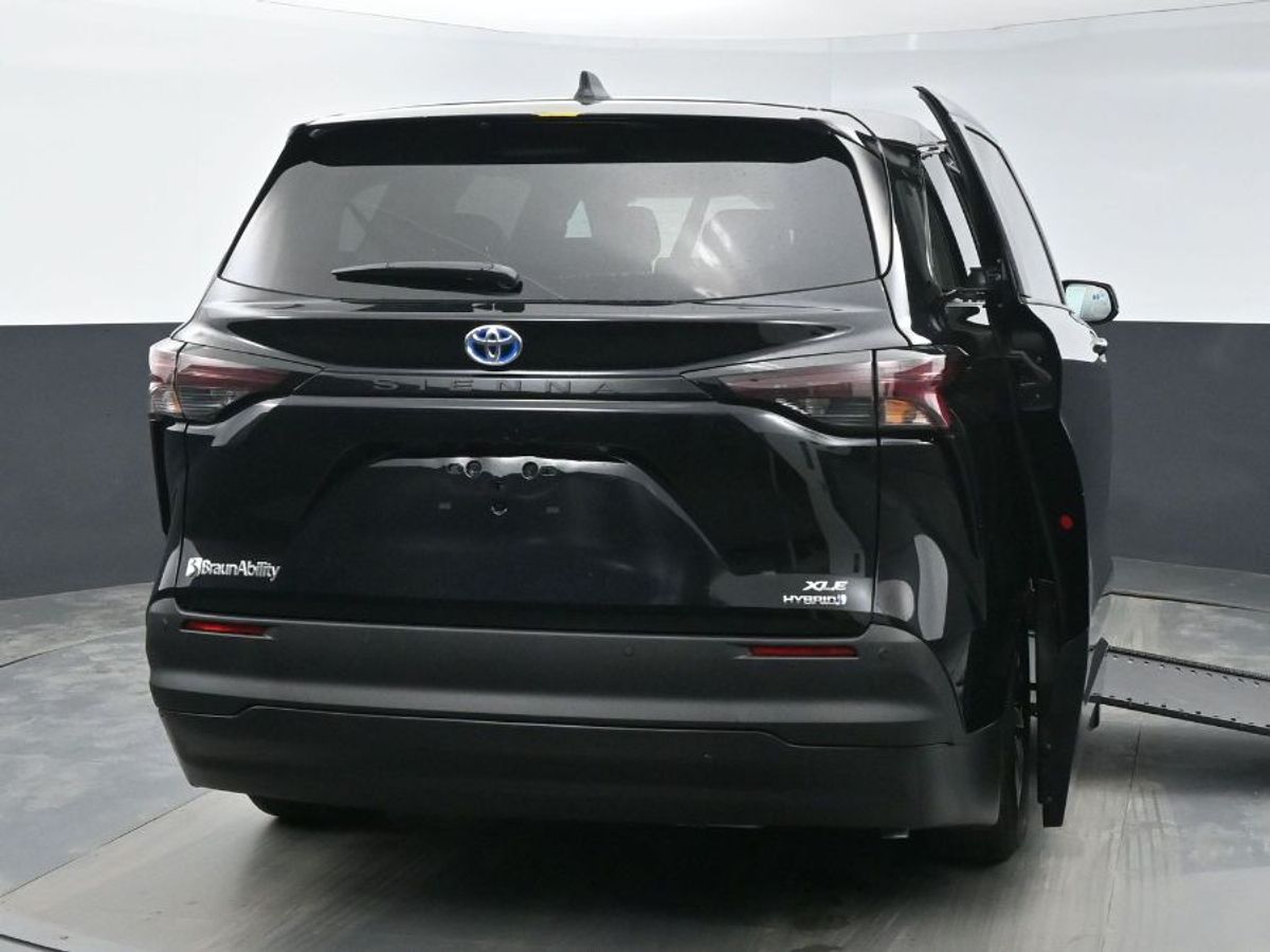 Black Toyota Sienna image number 23