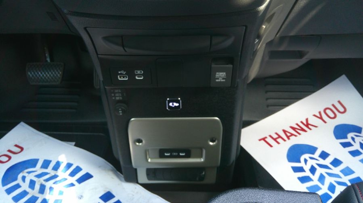 White Honda Odyssey image number 17