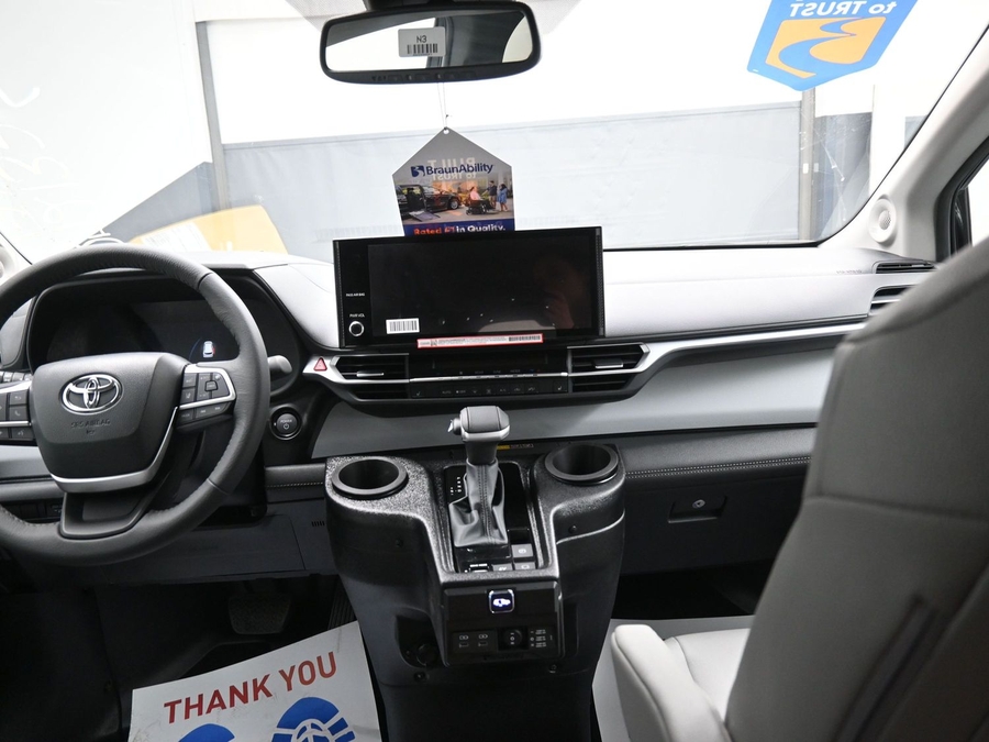 Imagen de la Toyota Sienna negra número 12