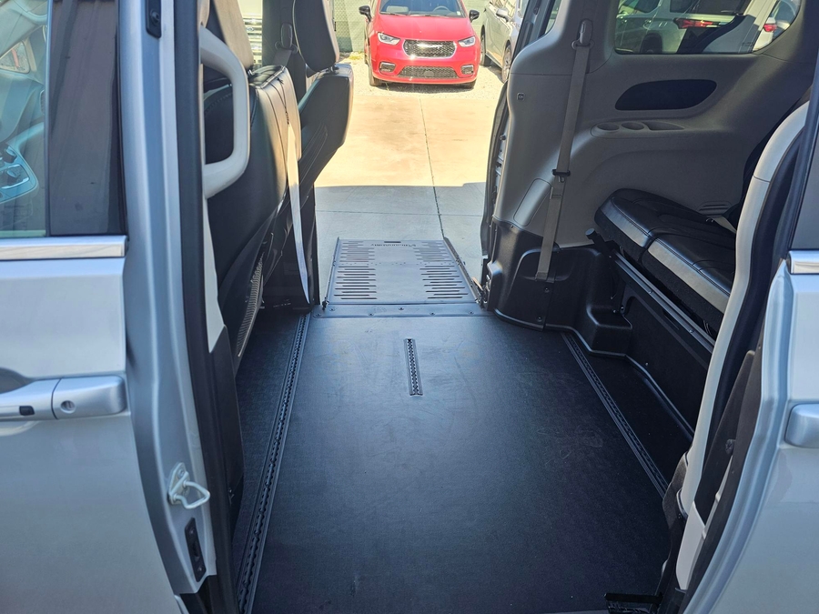 Silver Chrysler Pacifica image number 8