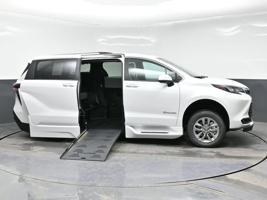 New 2026 Toyota Sienna Hybrid XLE Add - BraunAbility Side Entry Entry Fold Out Automatic Ramp