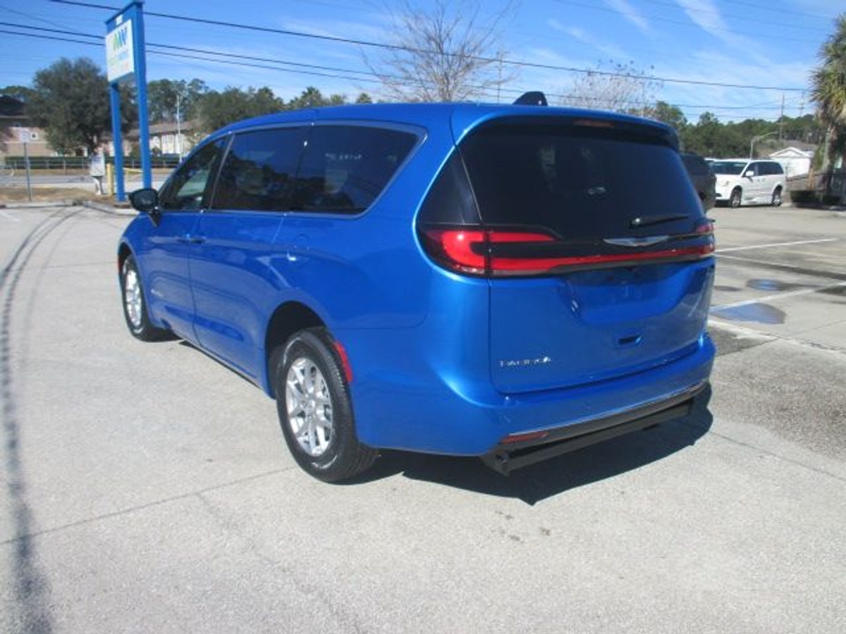 Blue Chrysler Pacifica image number 8
