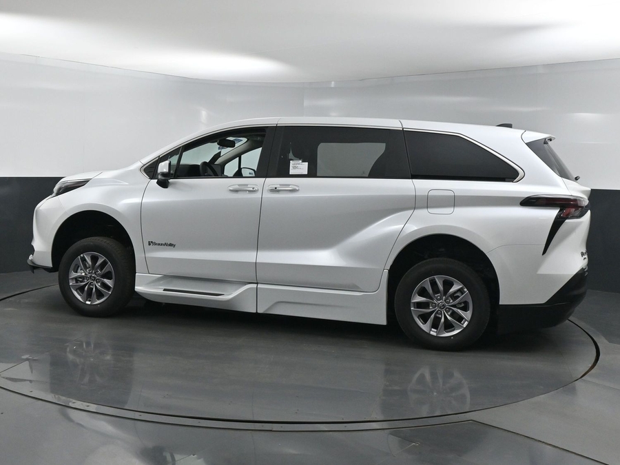 New 2025 Toyota Sienna Hybrid XLE Base - BraunAbility Side Entry Entry Fold Out Automatic Ramp
