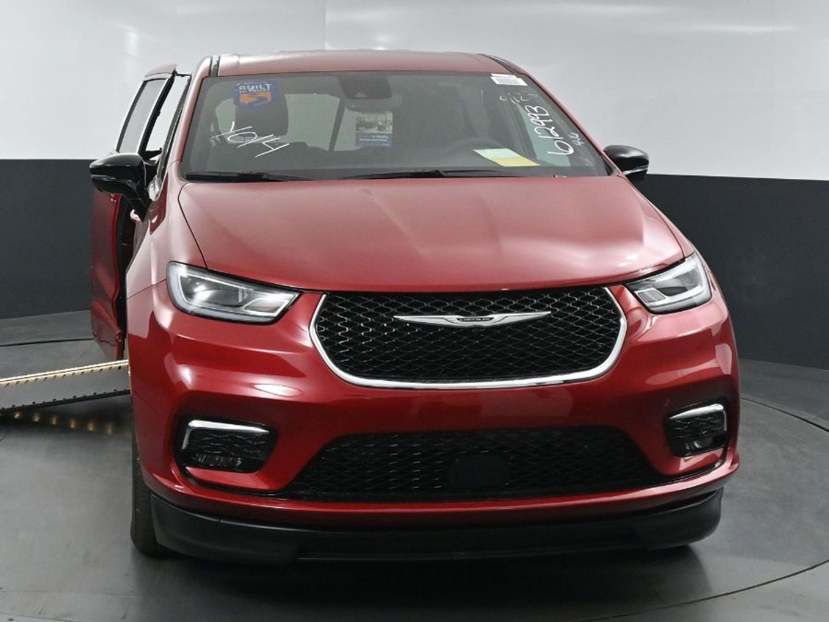 2025 Chrysler Pacifica photo 2