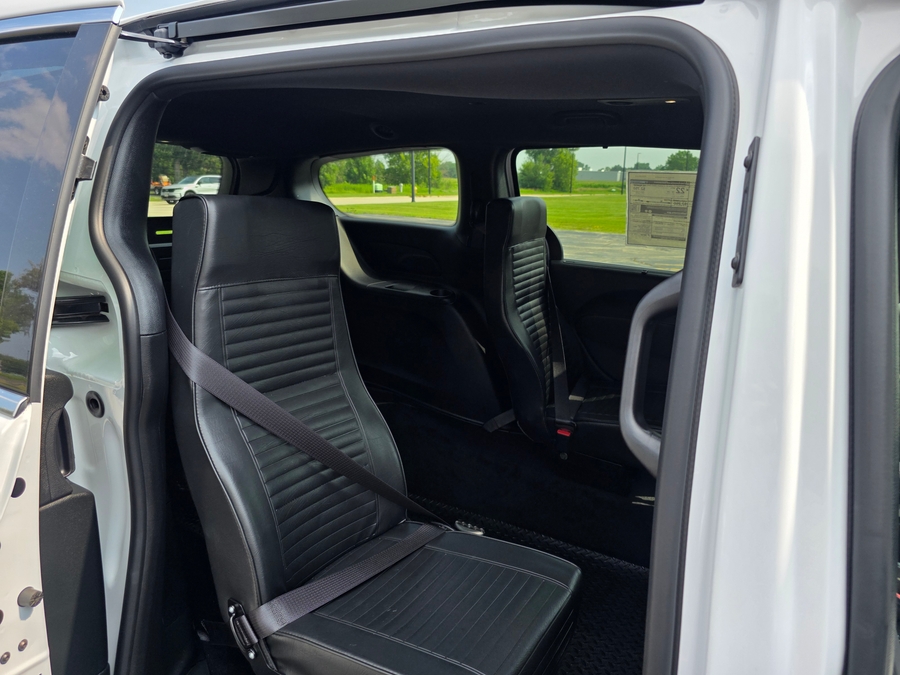 White Chrysler Voyager image number 16