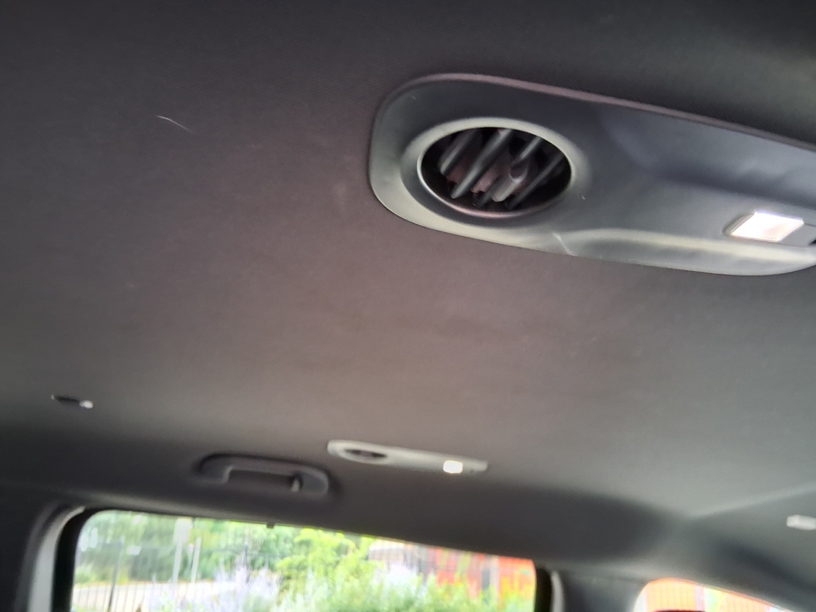 Black Chrysler Pacifica image number 25