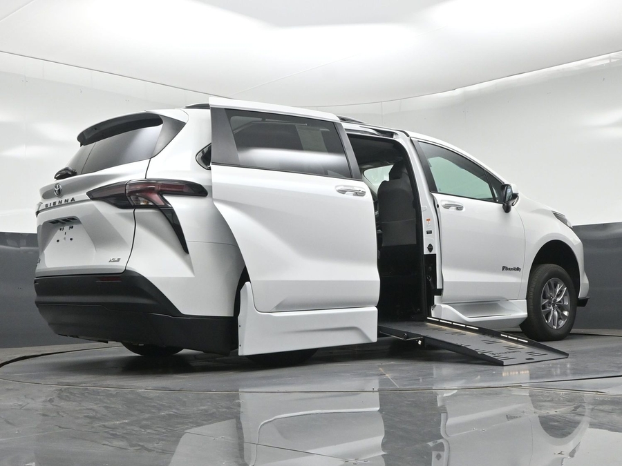 New 2026 Toyota Sienna Hybrid XLE Base - BraunAbility Side Entry Fold Out Automatic Ramp